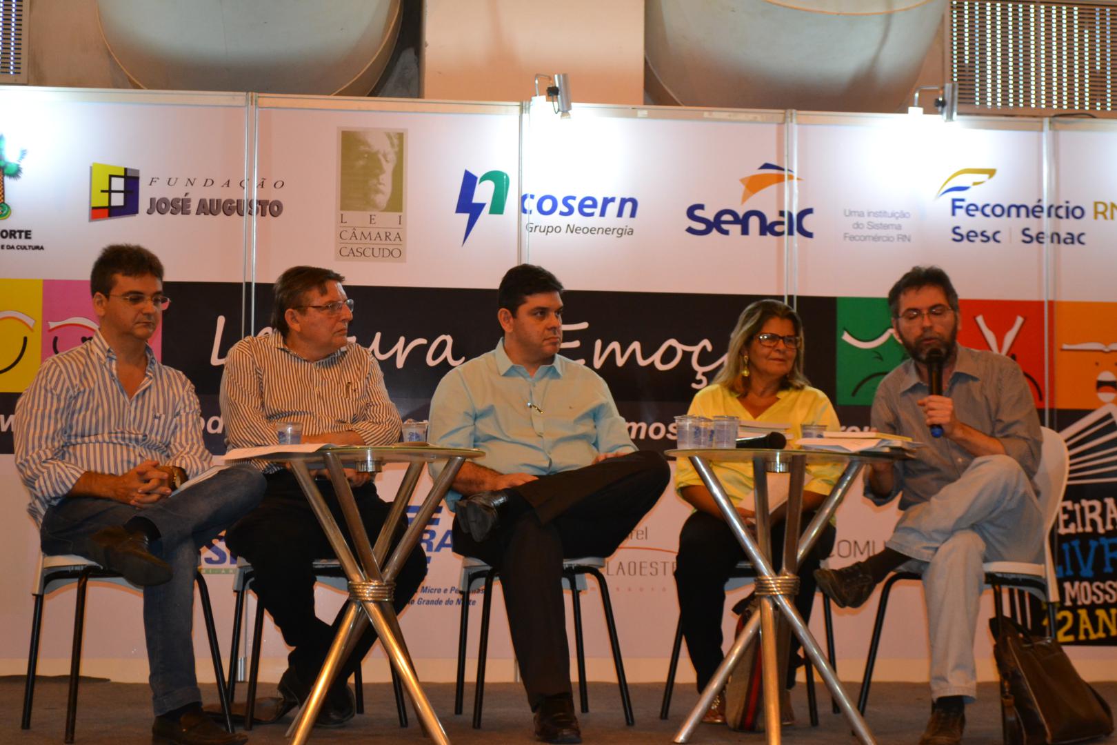 Debatedores Cid Augusto, Dix-sept Rosado Sobrinho, reitor Pedro Fernandes, Graça Cavalcanti e Carlos Newton Junior