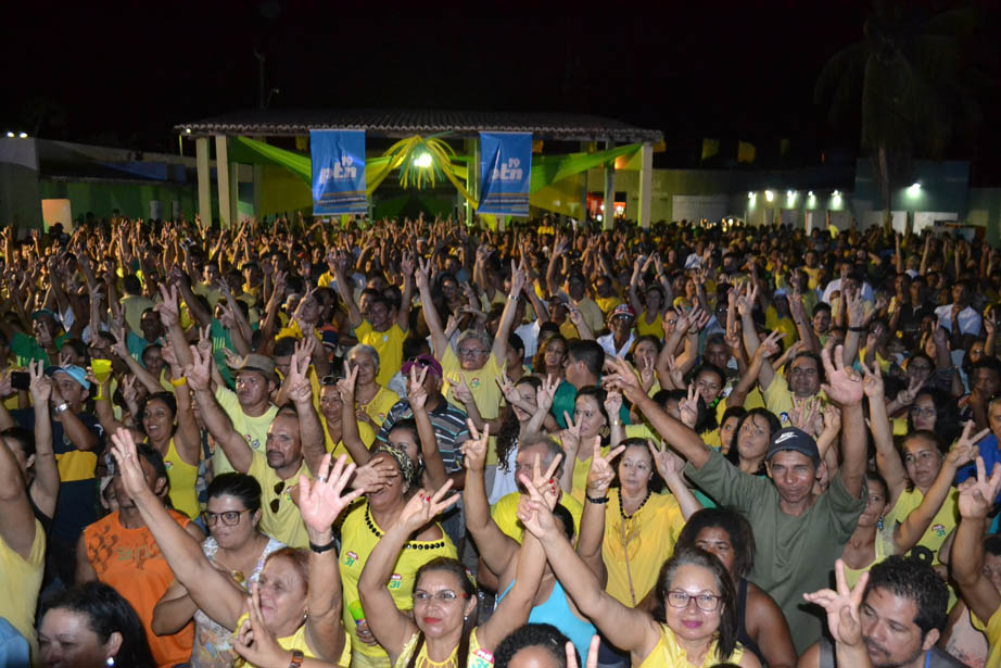 "Mar de gente" na Tropical Casa Show na convenção verde e amarelo