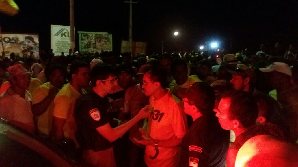 Deputado Souza foi pessoalmente conversar com os policiais rodoviários federais que mandaram parar o arrastão