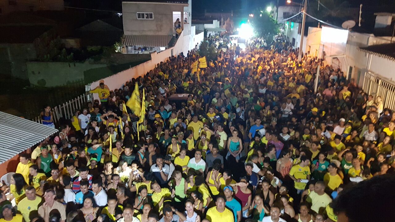 Multidão seguiu a pé com os candidatos até a entrada da rua Fortaleza, onde a festa foi retomada