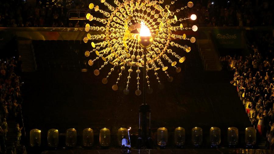 Pira paraolímpica é acesa no Maracanã (Foto: Reuters/Sergio Moraes)