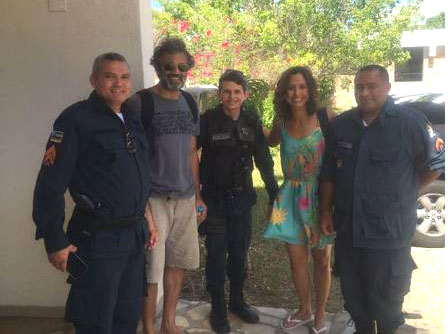 Antes de mergulhar com a amiga Camila Pitanga, os dois posaram para uma foto com policiais militares de Canindé (Foto: Reprodução/Instagram)