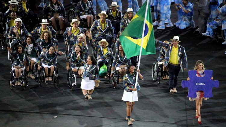 Porta-bandeira do Brasil foi Shirlene Coelho (Foto: Reuters/ Sergio Moraes)