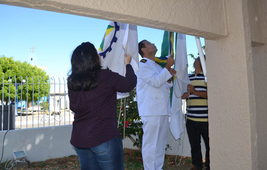 Hasteamento das bandeiras pela prefeita Lidiane, capitão-tenente Edson Freire e o vereador Aldo Dantas