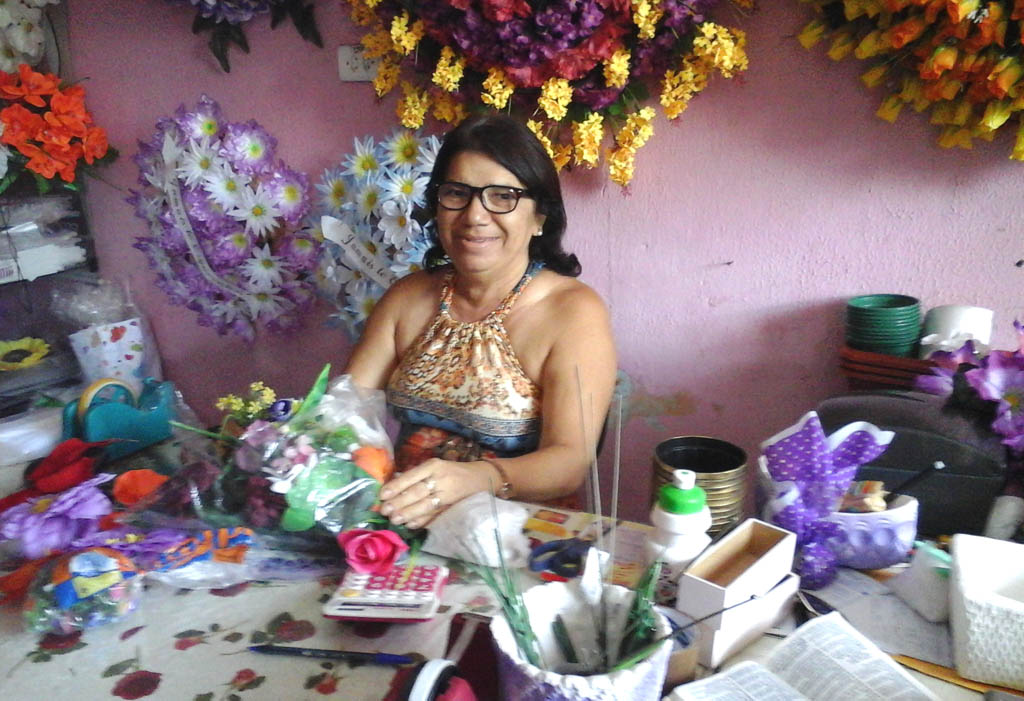 Floriculturista Fátima Melo dispõe de grande estoque de artigos para homenagear os mortos 