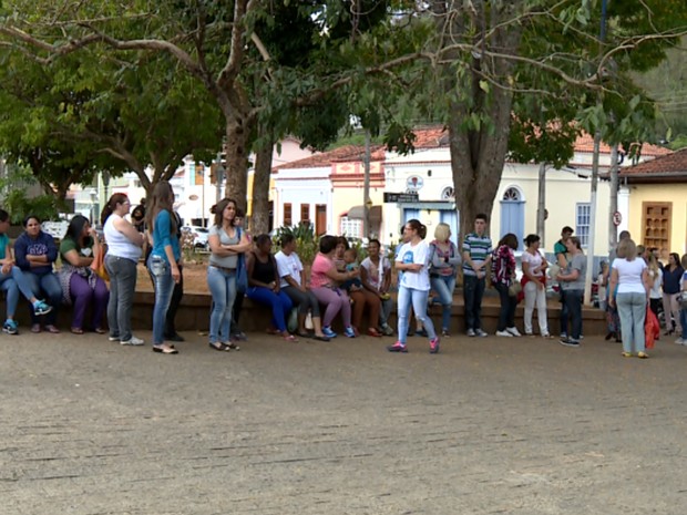 Moradores de Monte Alegre do Sul comentam a medida  reunidos em frente à Prefeitura (Foto: Reprodução / EPTV)