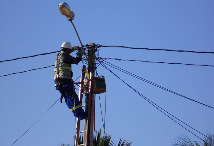 Companhia realiza trabalho permanente de manutenção na rede elétrica em todo o Estado (Foto: Reprodução) 