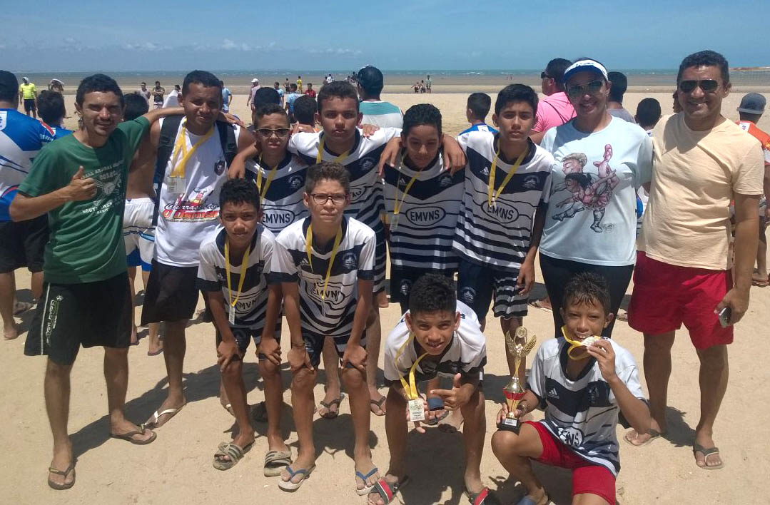 Coordenador Rodolfo com a equipe do Valdecir Nunes, campeão no beach soccer mirim
