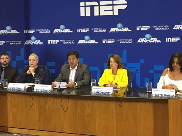 Ministro da Educação, Mendonça Filho, com representantes do Inep e da Polícia Federal, durante entrevista coletiva sobre o resultado do Enem 2016, em Brasília (Foto: Gabriel Luiz/G1)