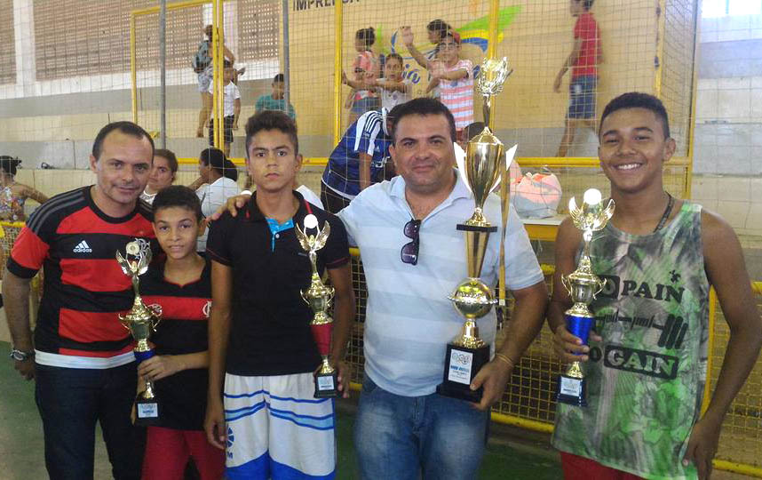 professor Itamar do IDM recebeu do Secretário de Educação Edson o troféu de vice campeão geral dos jogos 2016