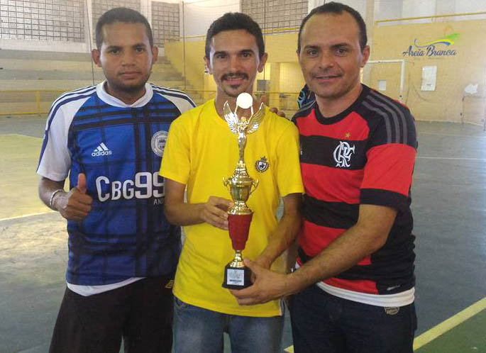 Rodolfo e Toninho receberam do secretário Edson Souza o troféu da Escola Muniicpal Valdecir Nunes campeão geral do Pré-Mirim