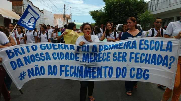 Protesto contra fechamento da escola ganhou as ruas da cidade 