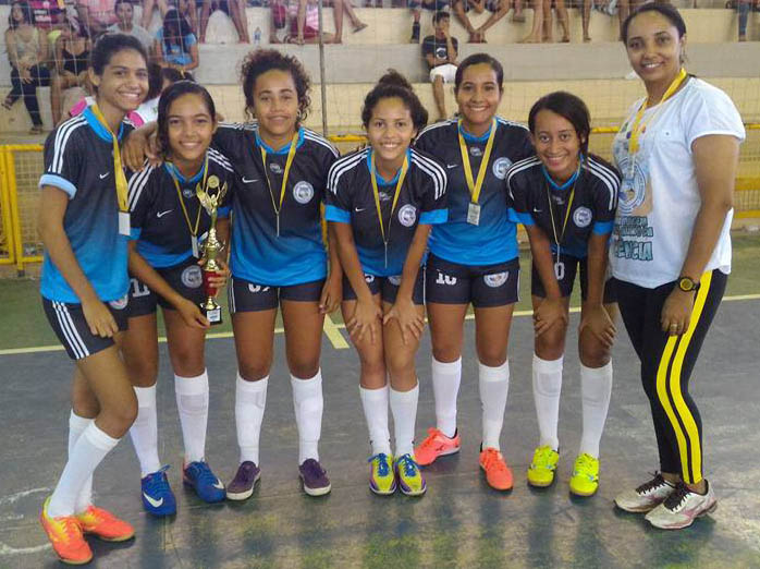 Meninas da Desembargador comemoram o título no futsal feminino com a treinadora Vivia