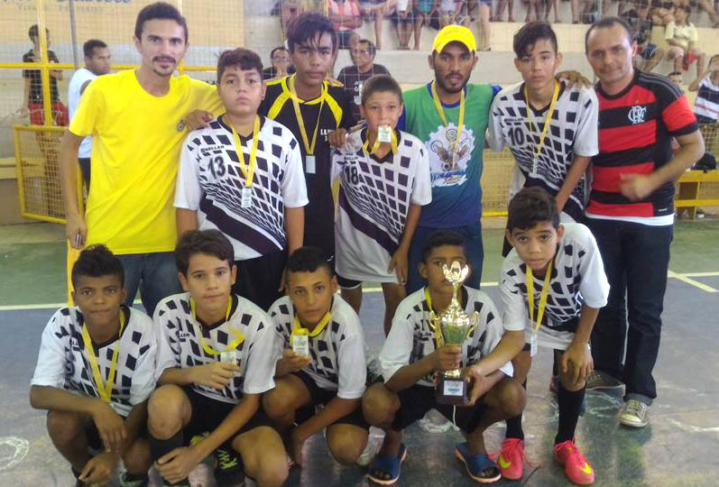 Coordenador dos jogos Rodolfo e o Secretário Edson fizeram a entrega das medalhas e o troféu aos garotos do Francisco da Borja Campeão do Mirim