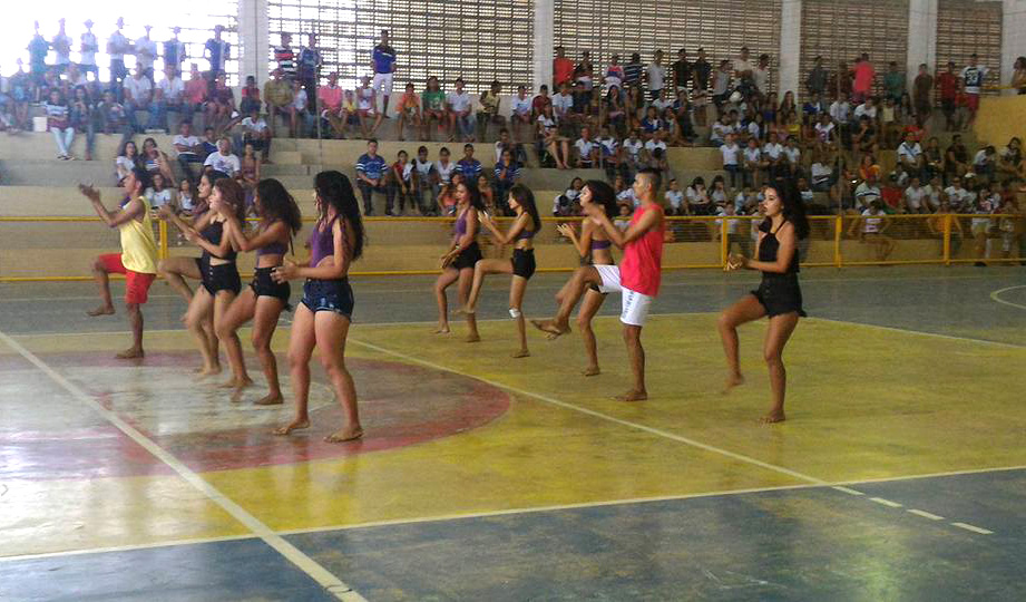 Grupo de dança da Fundac deu show no Ginásio Poliesportivo (Foto: Reprodução/Canal Areia Branca)