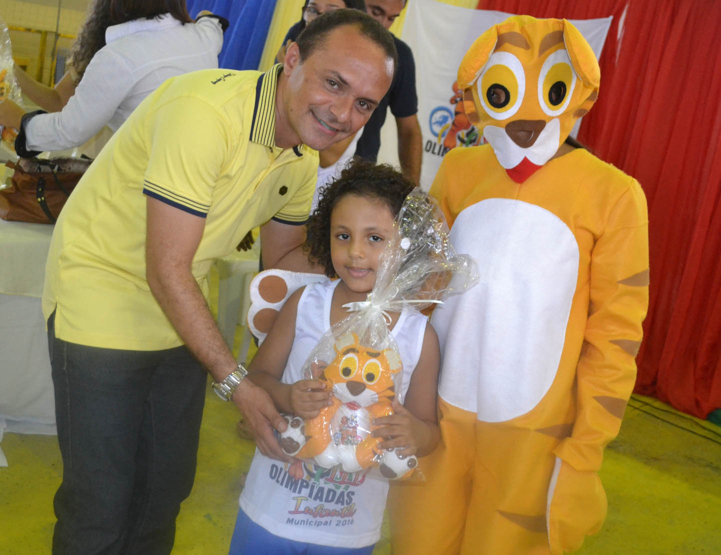 Secretário Edson Souza com o mascote dos jogos, na abertura, ontem 