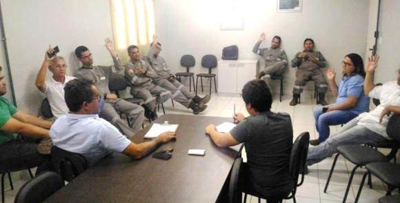 Reunião dos trabaçhadores da Centra, com o sindicato foi na base da empresa (Foto: Deivson Mendes)