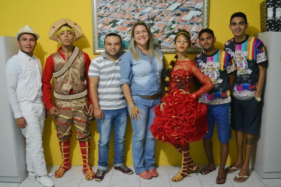 Abimael e Viviane (centro) com representantes de grupo junino apoiado pela prefeitura (Foto: Afrânio Mesquita)