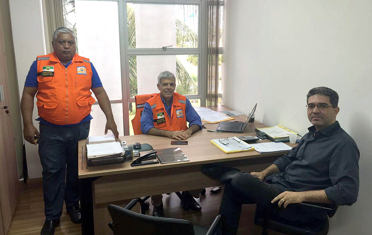Einstein Barbosa reunido com representantes da Defesa Civil (Foto: Divulgação)
