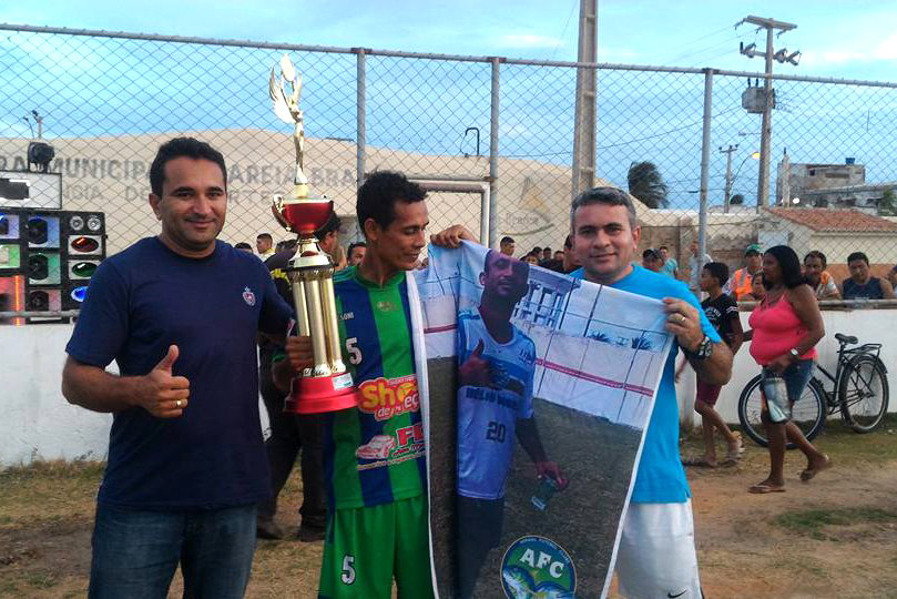 Capitão Ítalo (centro) recebendo o troféu de campeão do gerente Erinaldo e do vereador “Tonho da Cohab” 