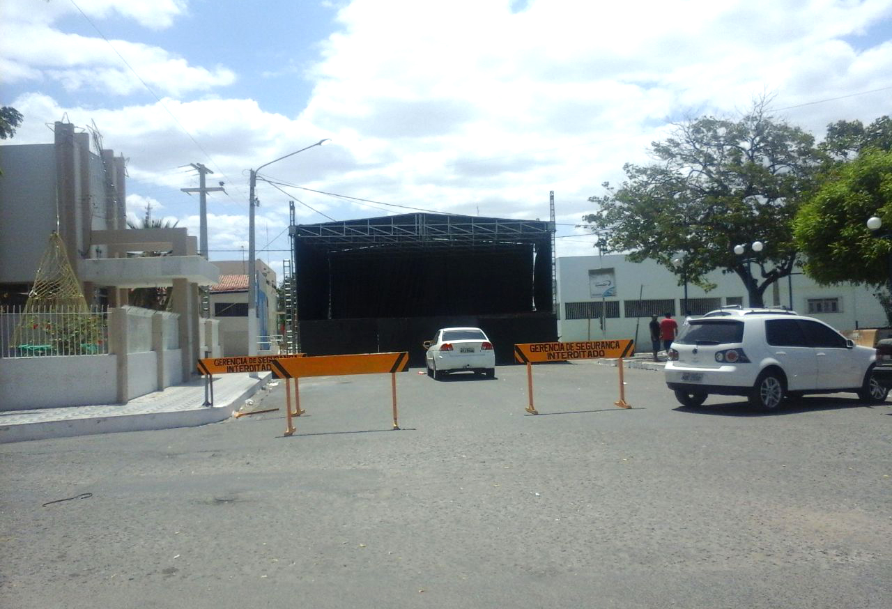 Palco onde acontecerá o ato de posse e shows com artistas da terra (Foto: Luciano Oliveira)