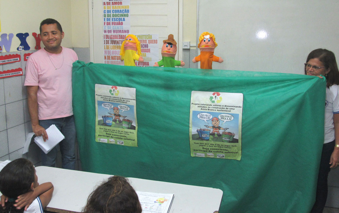 teatro de fantoches é uma das práticas de educação ambiental realizadas nas escolas visitadas pela equipe do projeto