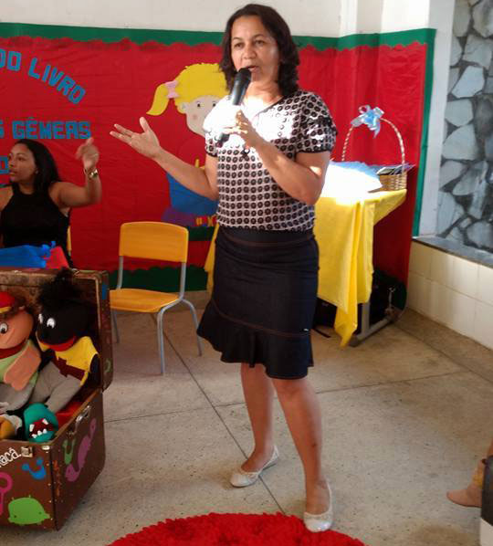Educadora areia-branquense Maria Antonia fala com emoção da capacidade da aluna escritora  