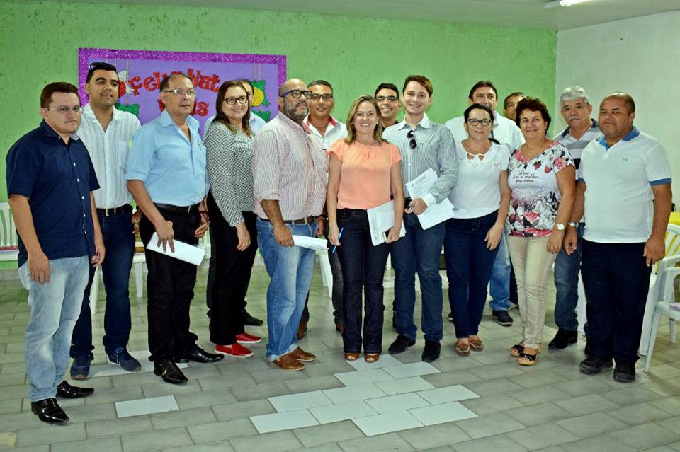 Prefeita eleita Iraneide Rebouças (centro) com os membros da sua equipe (Foto: Reprodução)