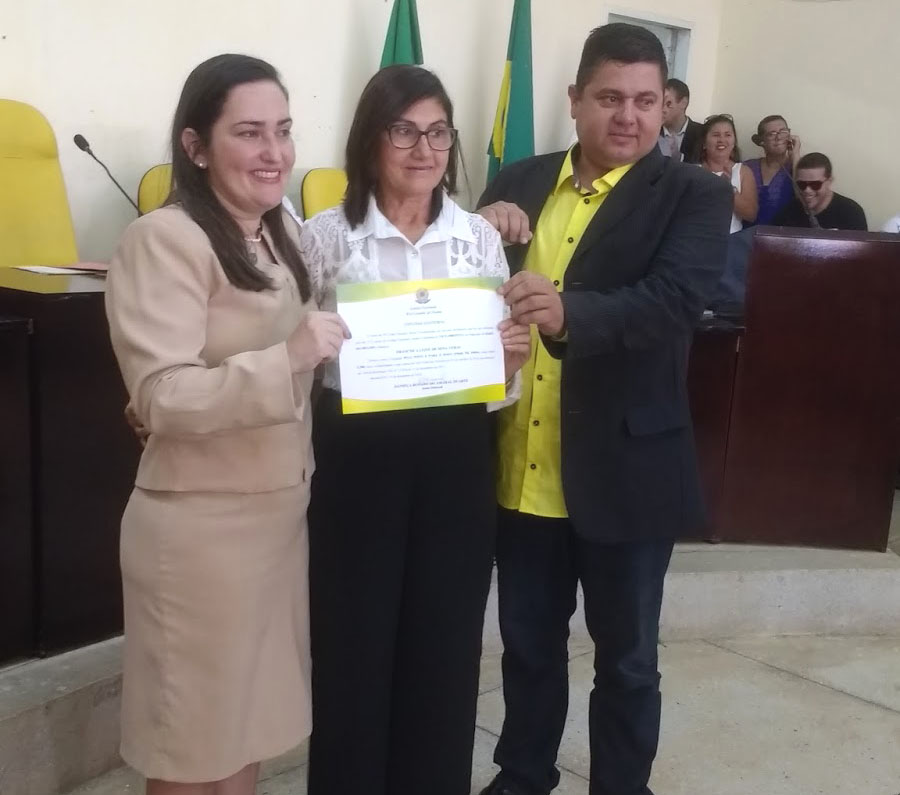 Vice-prefeita Francisca Veras ladeada pela juíza Daniela Rosado e o filho vereador reeleito, Vandré veras 