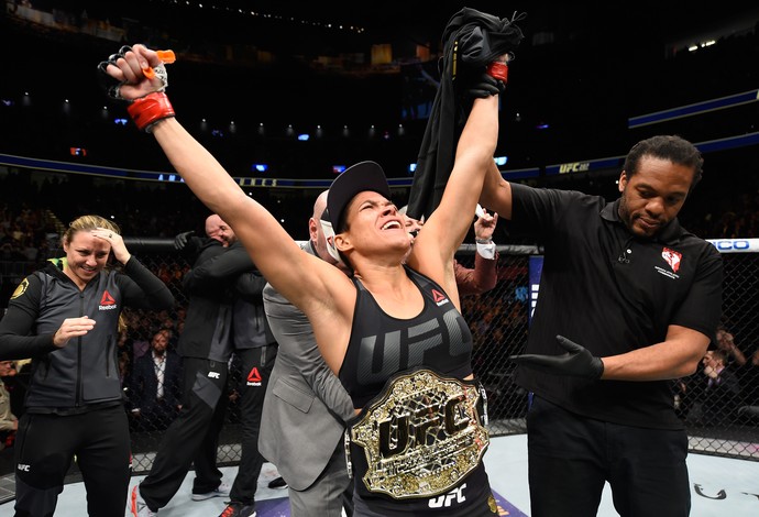 Amanda Nunes comemora a maior de vitória de sua carreira, no UFC 207