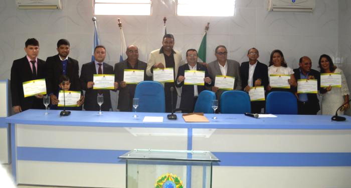 Prefeito e vice-prefeito (centro) e os vereadores de Grossos foram diplomados ontem (Foto: Reprodução/Diário de Grossos)  
