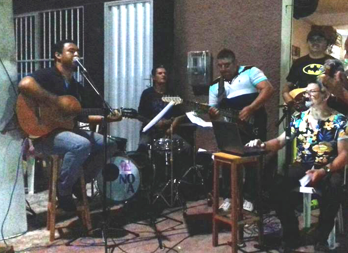 O grupo completo: Josivan, Nonato, Leônidas, Ribeiro e Helly Medeiros (Foto: Arquivo pessoal/Facebook) 
