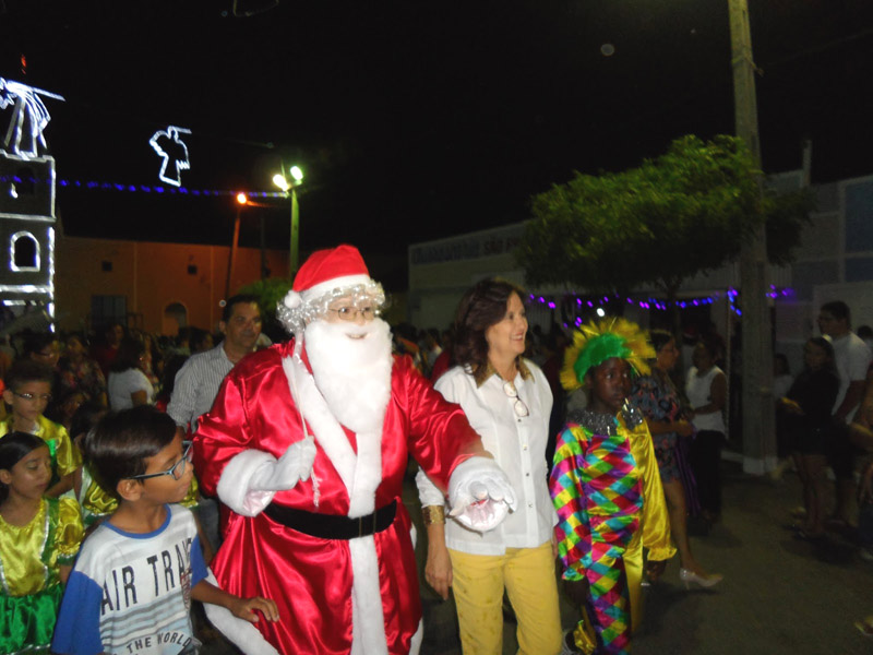 Papai Noel caminha com a prefeita Bernadete Rêgo