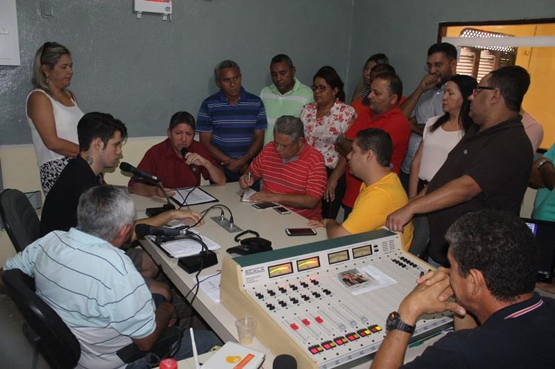 Prefeito no estúdio da Rádio Salinas, anunciando o secretariado