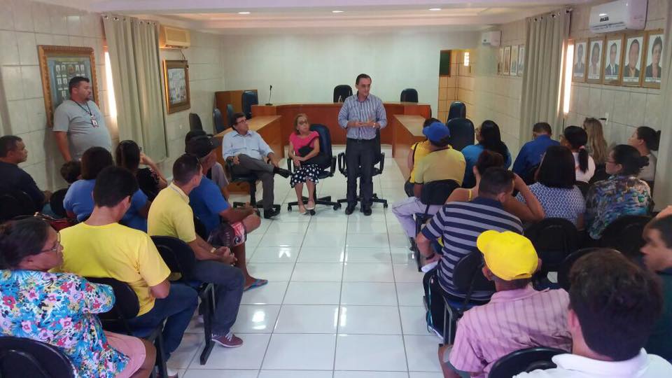 Souza conversou com servidores do município na Câmara Municipal  