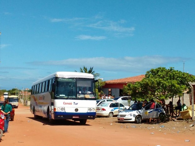 Para a retirada dos detentos o governo está usando ônibus de turismo locados (Foto: Fred Carvalho/G1)