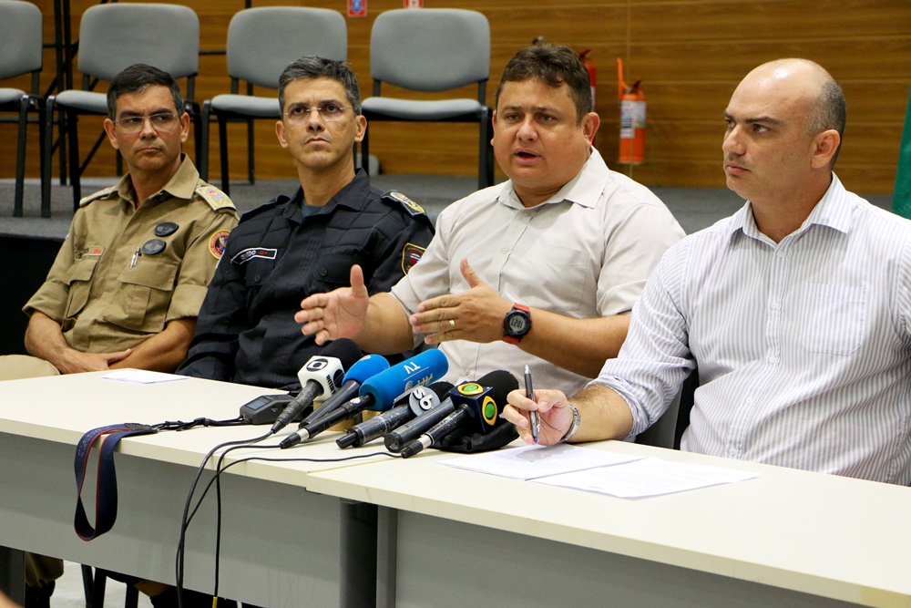 Autoridades policiais durante a coletiva de imprensa na manhã de hoje