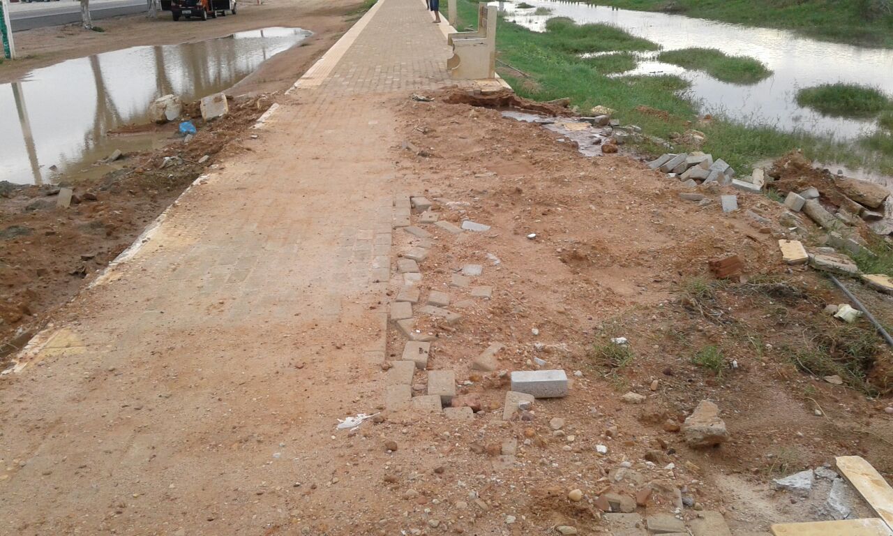 Vazamento anterior e atual danificaram parte do calçadão onde as pessoas fazem caminhadas diárias