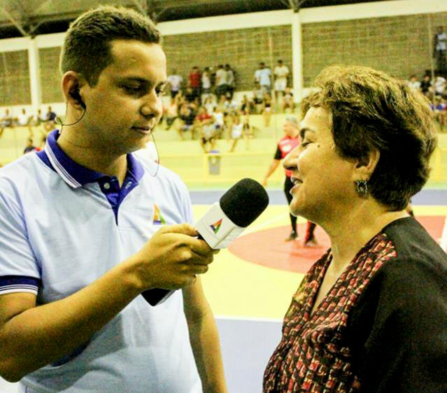 Carlos Júnior entrevistando a secretária de Educação Fátima Luz, na abertura no campeonato 