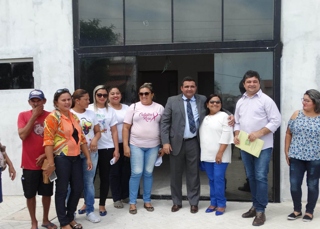 Acompanhado dos vereadores e populares Naldinho  visitou  as obras do Centro Administrativo 