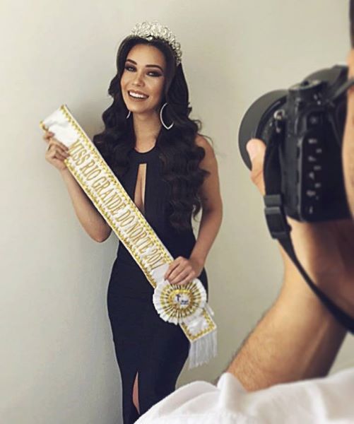 A bela Lizandra com a faixa de Miss RN das Américas (Foto: Jeferson Fotografia)
