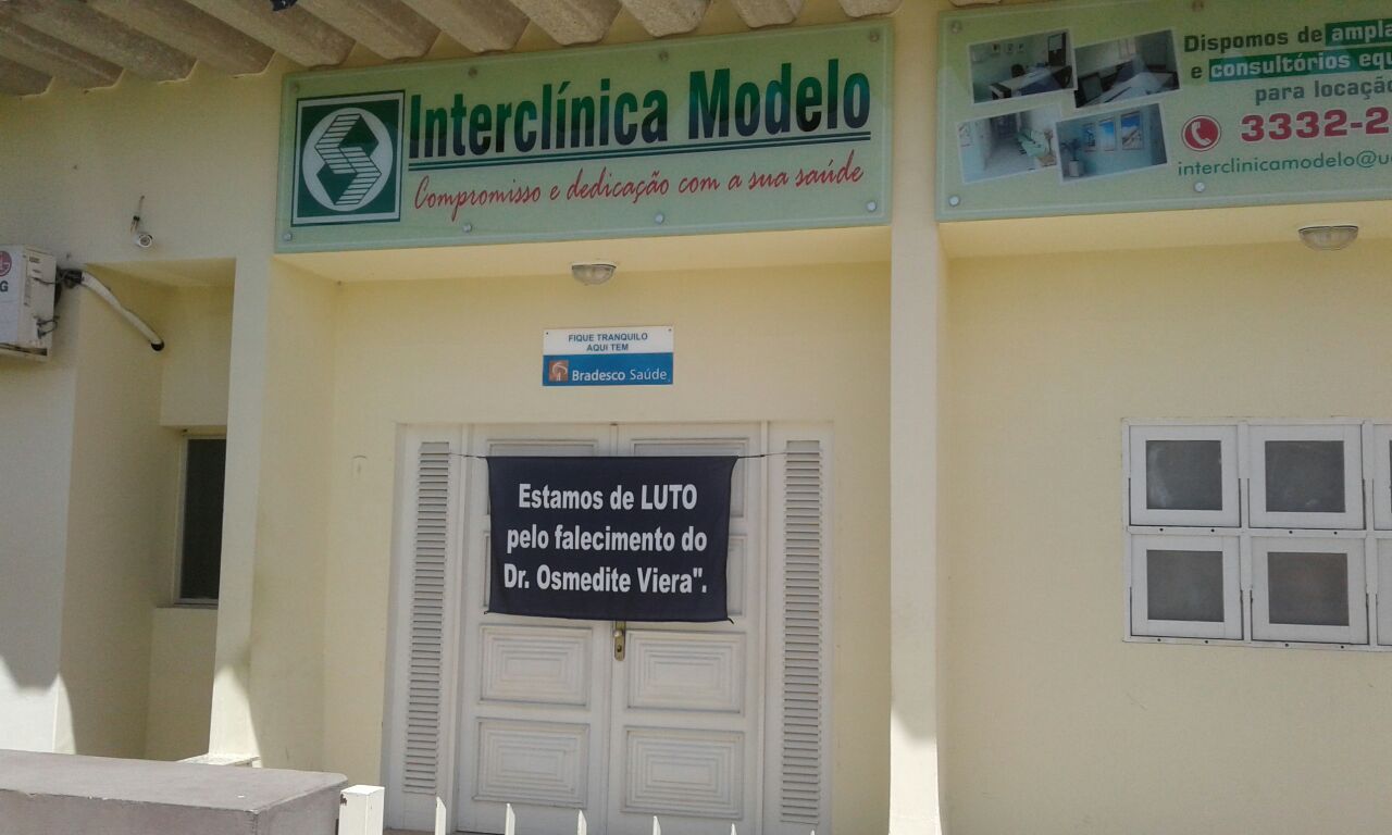 Na fachada da Interclínica Modelo cartaz anuncia o luto pelo falecimento do Dr. Osmedite Vieira (Foto: Luciano Oliveira)