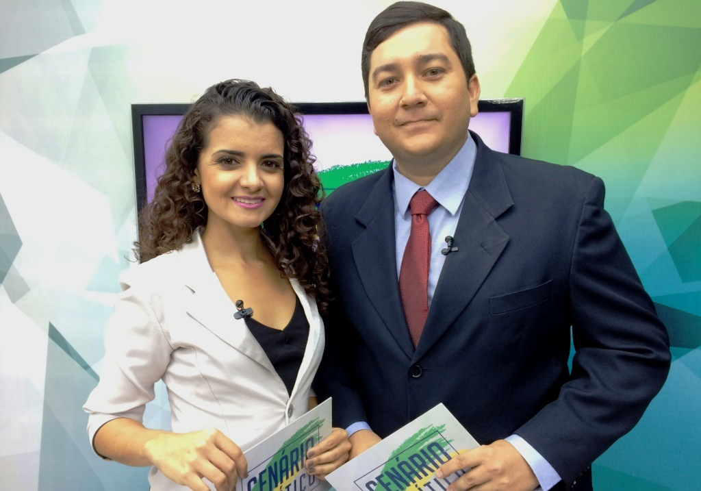 carol Ribeiro e Vonúcio Praxedes, apresentadores do programa (Foto: Reprodução/TCM)
