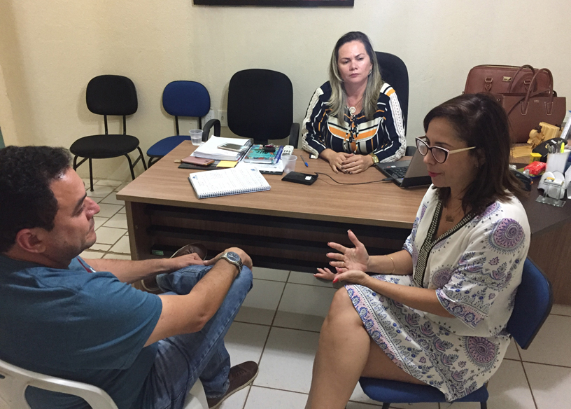 Prefeito Bibiano e secretária Milane Azevedo conversam com a avaliadora do MEC, Vitória Ferreira