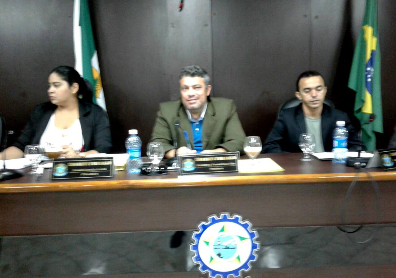 Aldo Dantas (centro) presidiu a sessão, secretariado por Rebeca Melo e Renan Souza 