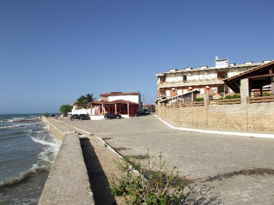 Obras do muro de arrimo e calçação estão paralisadas há quase 15 anos (Foto: Reprodução)