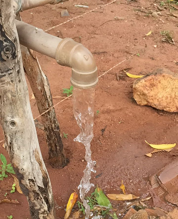 Poço da Vila Paraíba jorrando água 