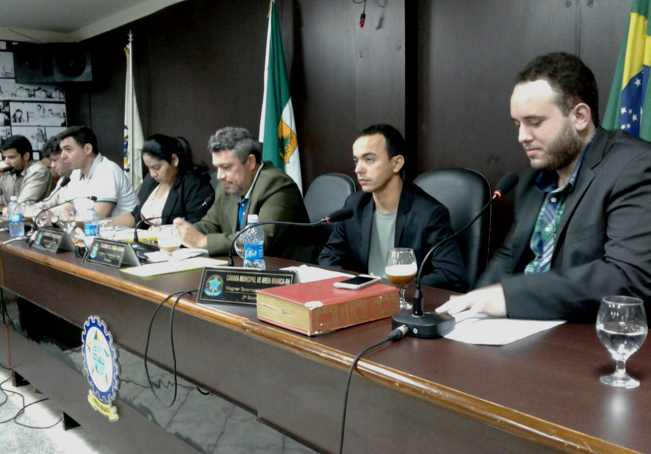 "Netinho Cunha" (em destaque) foi o propositor  da presença dos representantes das empresas na sessão 