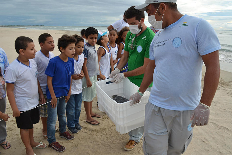 Crianças acompanharam soltura das tartarugas (Foto: Rodrigo Oliveira)