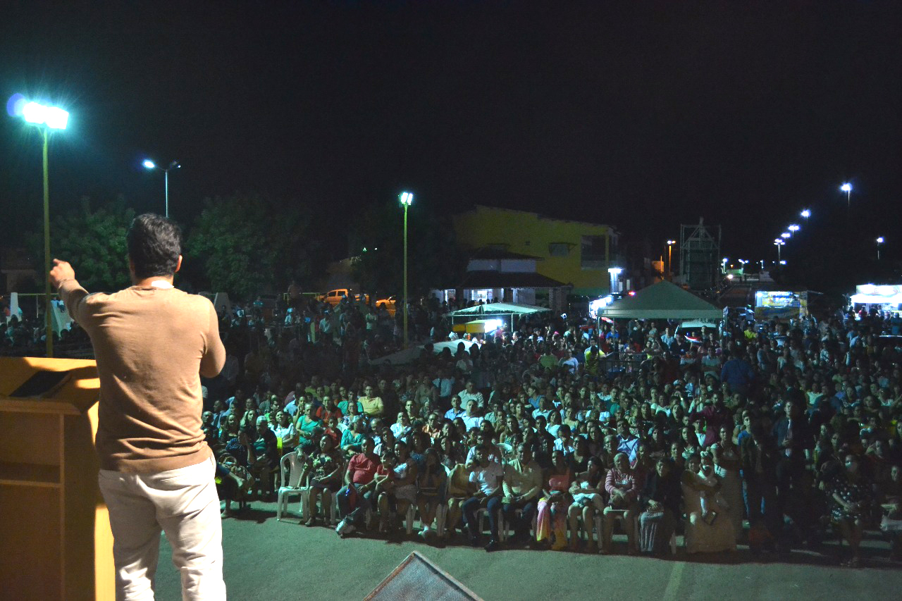 Show gospel de Samuel Mariano levou multidão à praça pública 